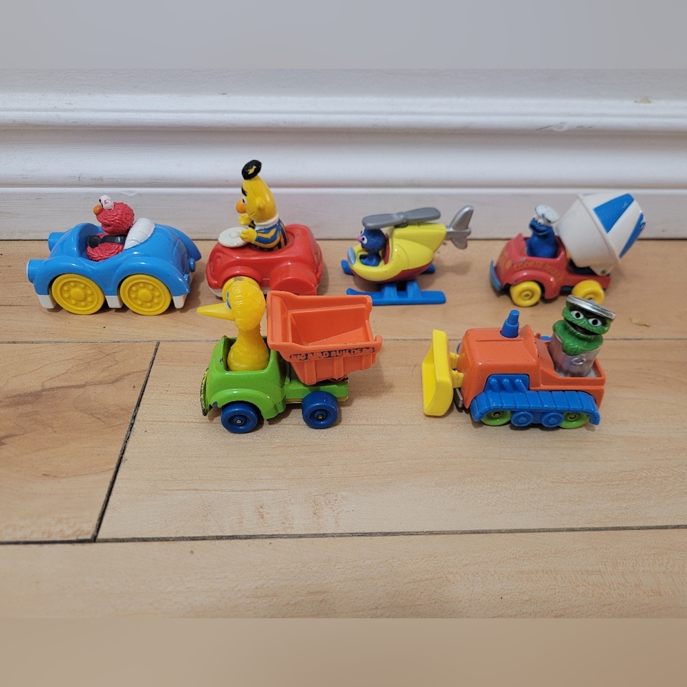 7 Vintage Sesame Street characters in vehicles (characters don't come out) - Picture 2 of 3